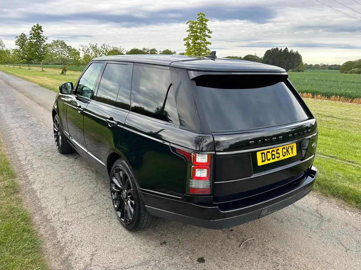 Begagnad Land Rover Range Rover Vogue 306 HK (225 kW) 2015 Svart SUV