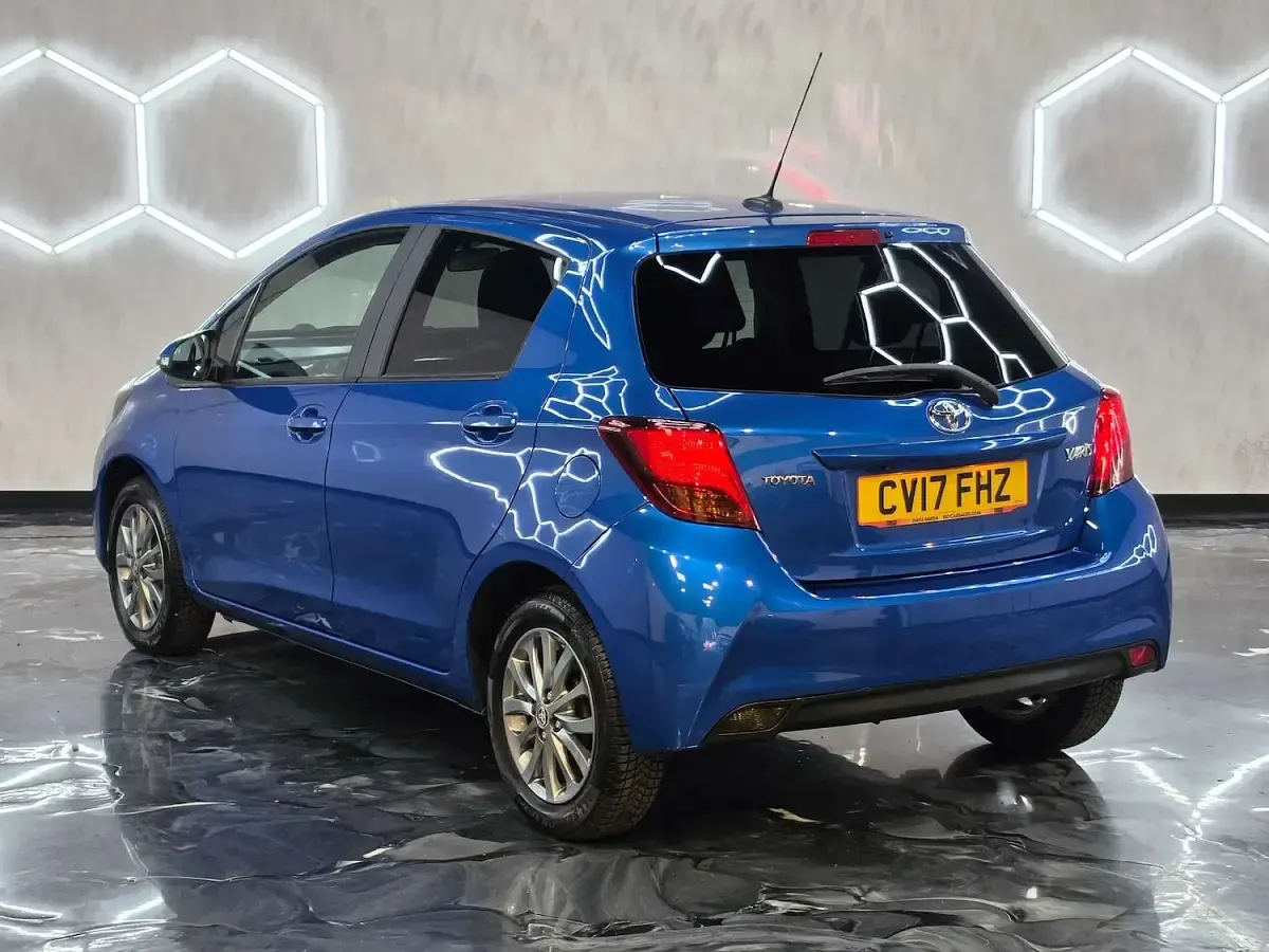 Used Toyota Yaris Multidrive S 99 HP (72 kW) 2017 Blue Hatchback
