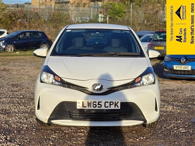 Used Toyota Yaris Multidrive S 99 HP (72 kW) 2015 White Hatchback