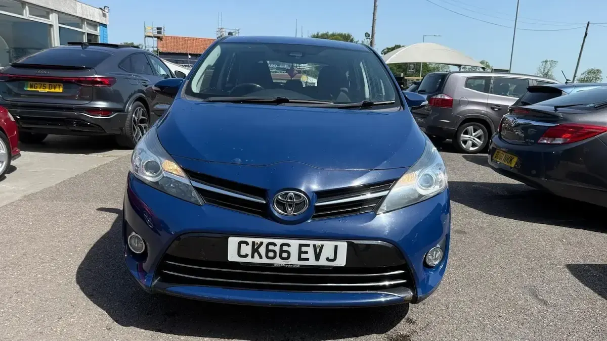 Used Toyota Verso 132 HP (97 kW) 2016 Blue MPV
