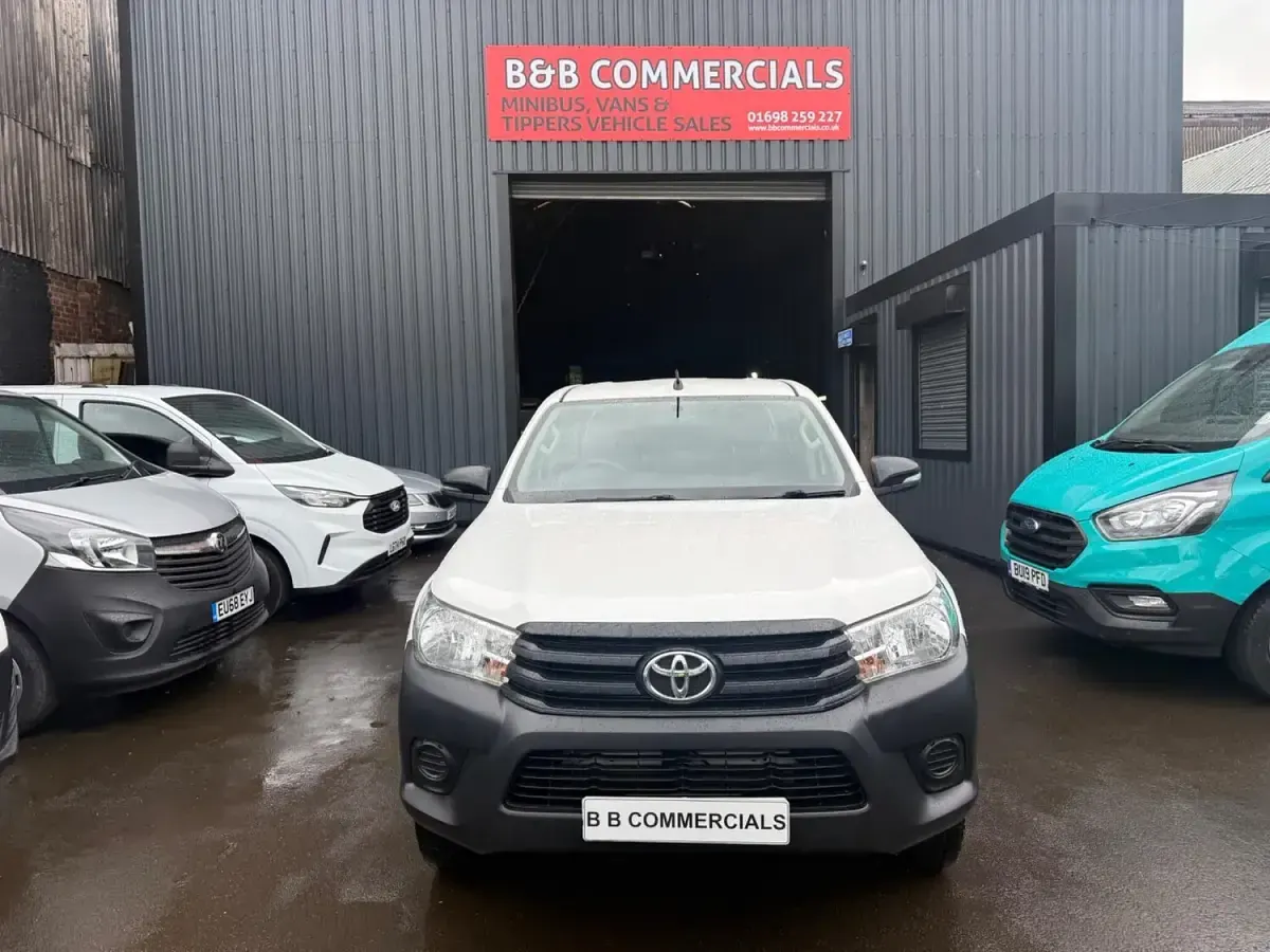 Used Toyota HiLux Active 150 HP (110 kW) 2019 White Pickup