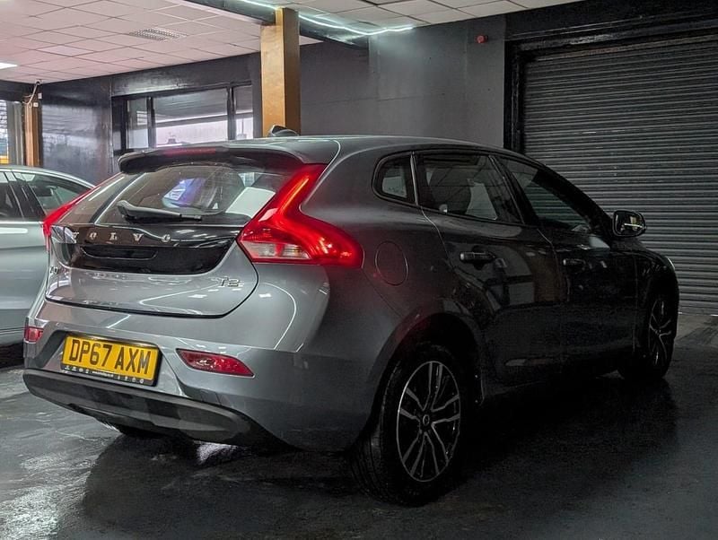 Used Volvo V40 Momentum 122 HP (89 kW) 2018 Grey Hatchback