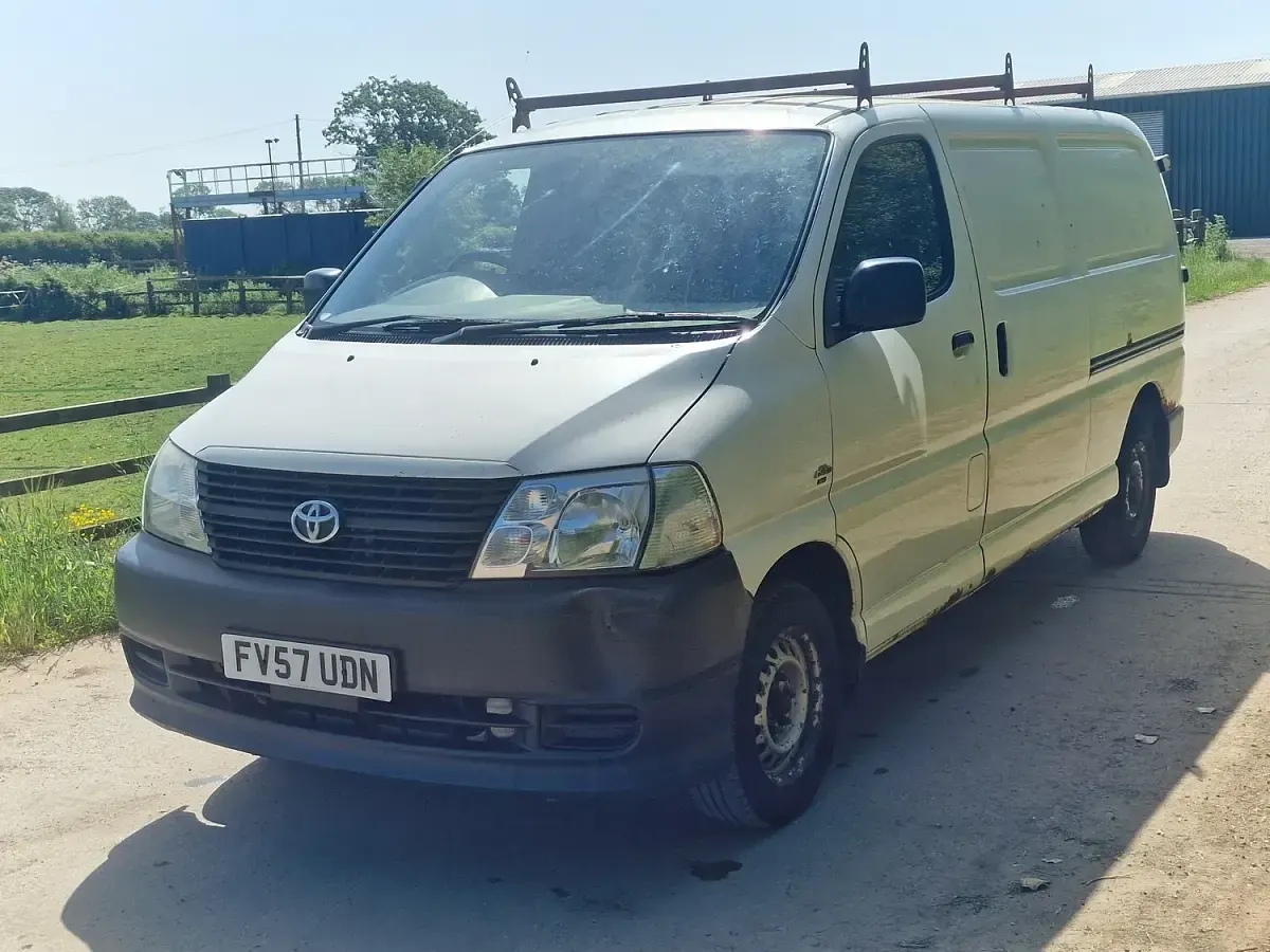 Used Toyota HiAce 95 HP (69 kW) 2007 White Van