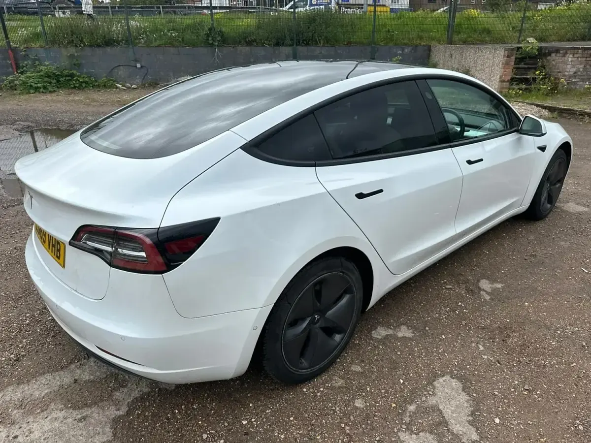 Używany Tesla Model 3 Standard Range 239 kW (325 KM) 2019 Biały Sedan/Limuzyna