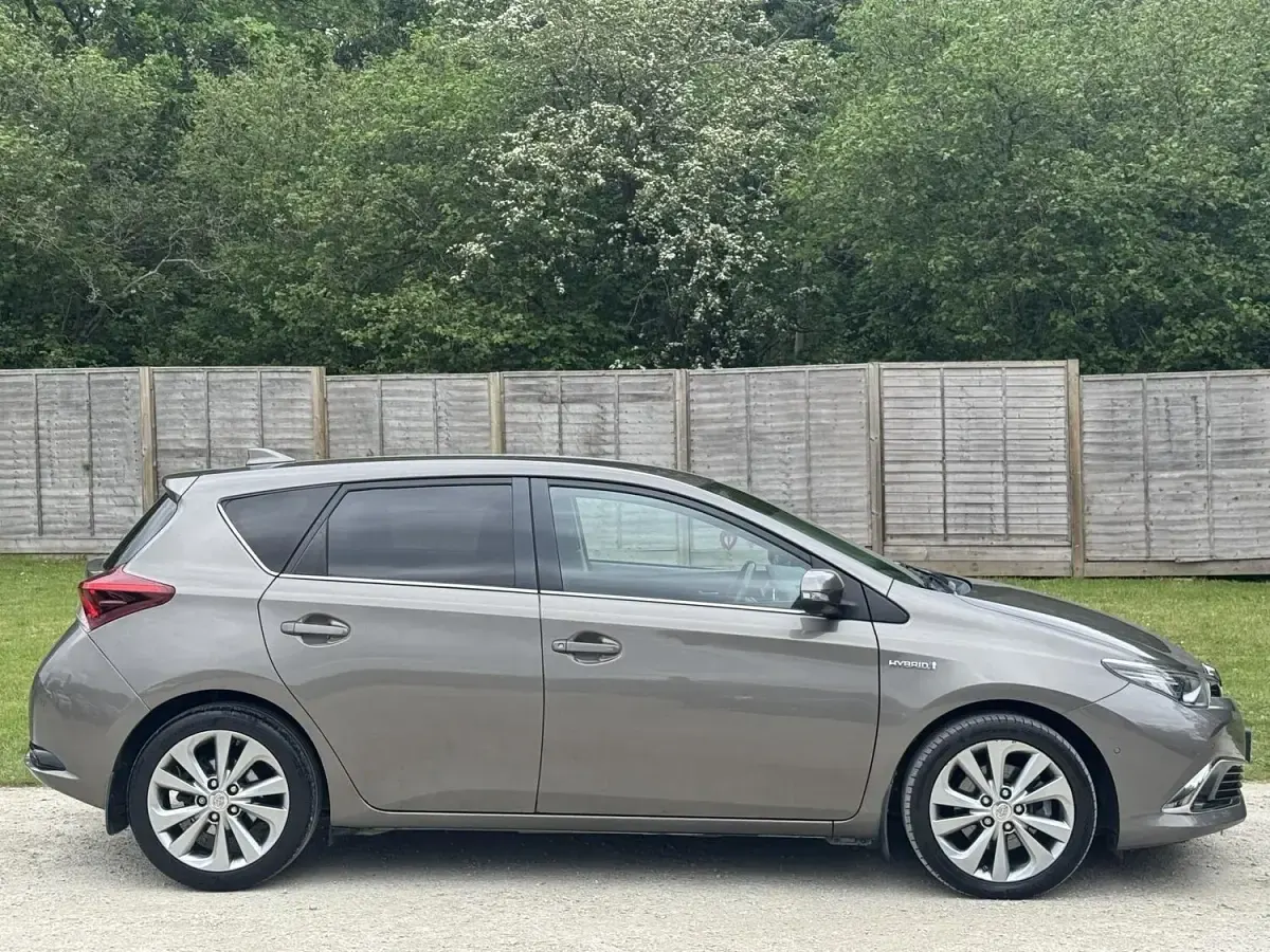 Used Toyota Auris Hybrid 136 HP (100 kW) 2017 Bronze Hatchback