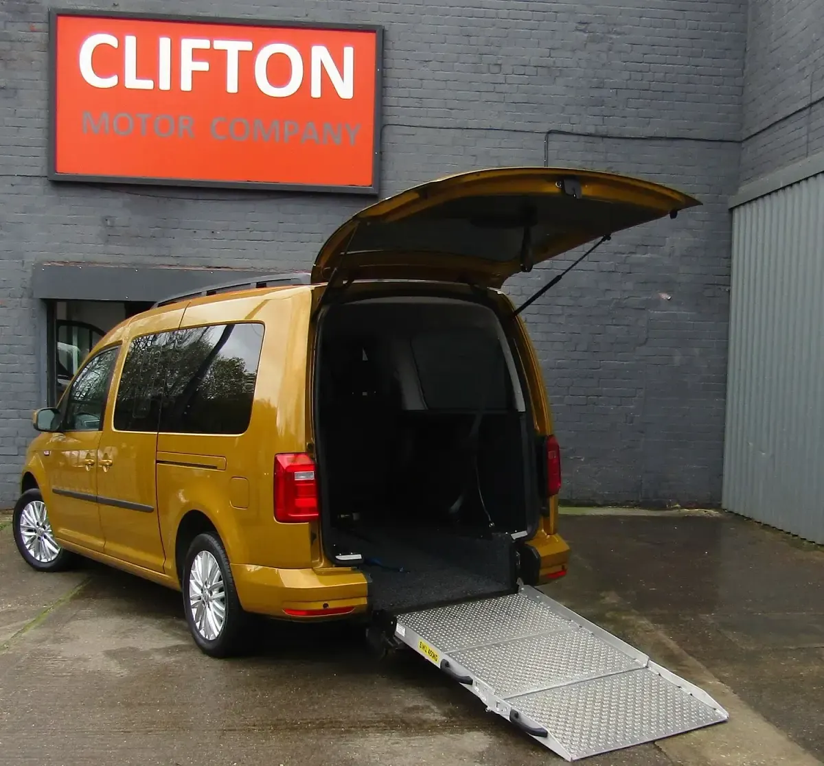 Used VW Caddy Life 122 HP (89 kW) 2021 Yellow MPV