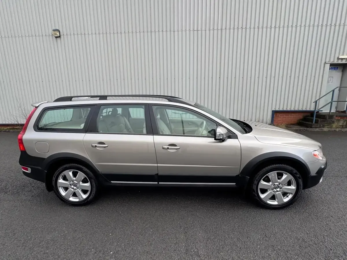 Usado Volvo XC70 SE 2008 Dourado Carrinha