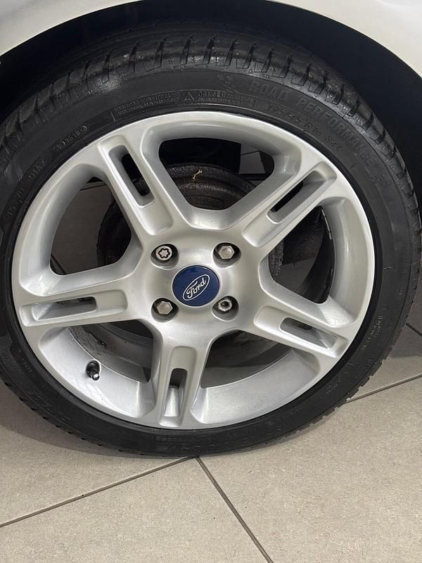 Silver Used 2009 Ford Fiesta Zetec Hatchback | £3,250 (Expensive) - Image 1/4