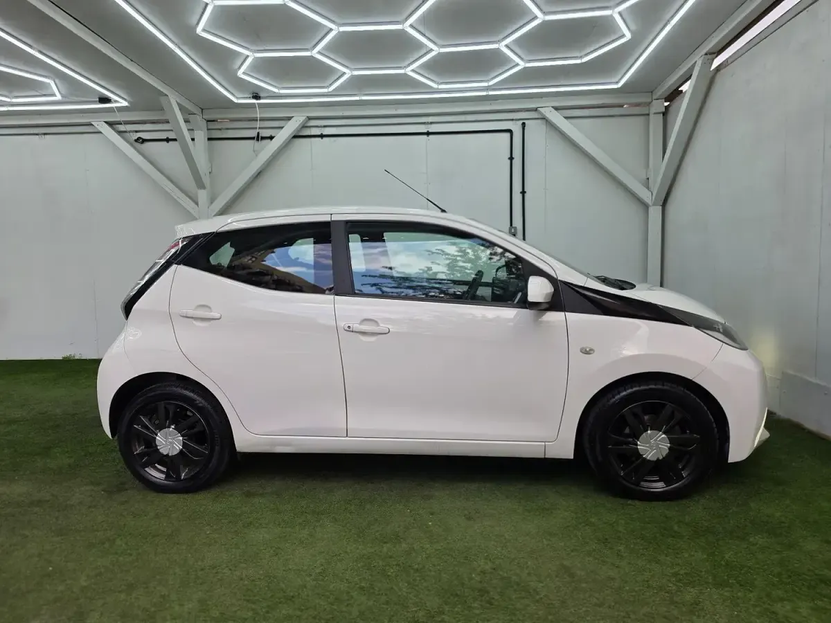 Begagnad Toyota Aygo x-press 2015 Vit Halvkombi