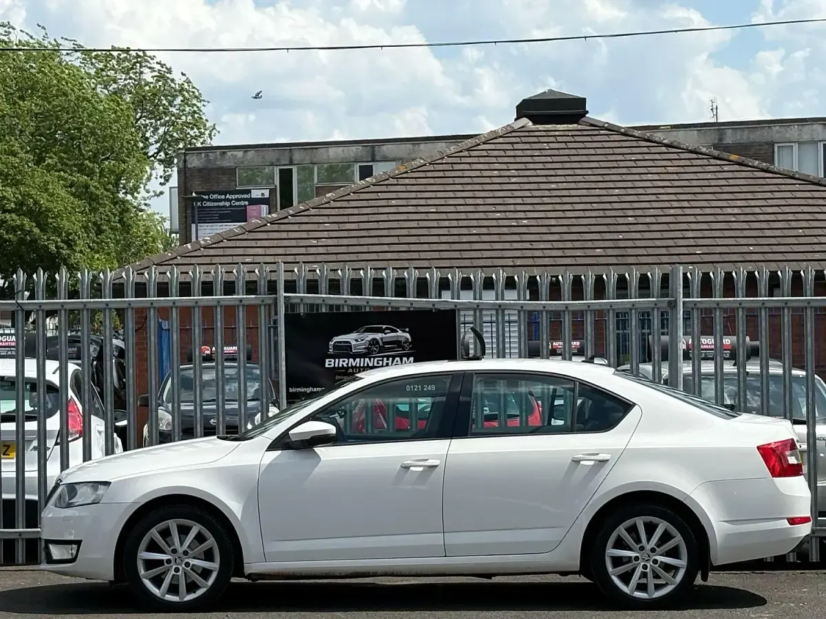 Used Skoda Octavia Elegance 2013 White Hatchback