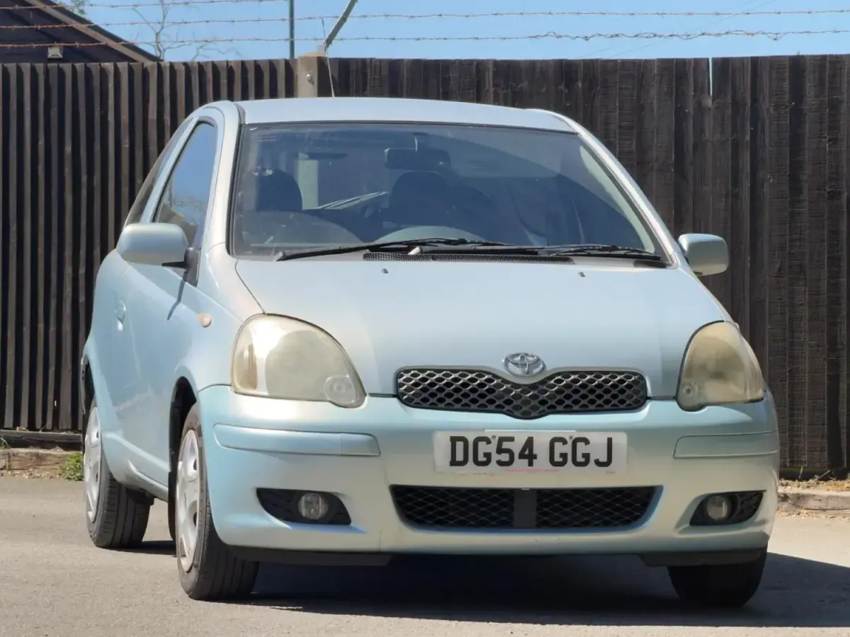 Usado Toyota Yaris 65 HP (47 kW) 2004 Prateado Citadino