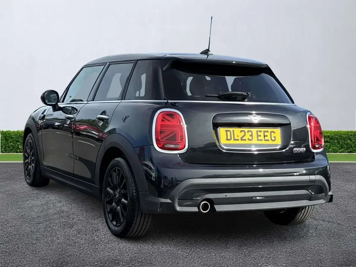 Używany Mini Cooper Classic 2023 Czarny Hatchback