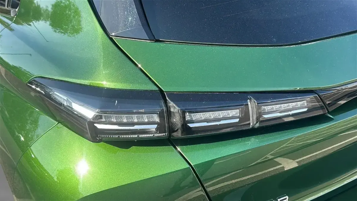 Used Peugeot 308 Allure Premium 129 HP (94 kW) 2023 Green Hatchback
