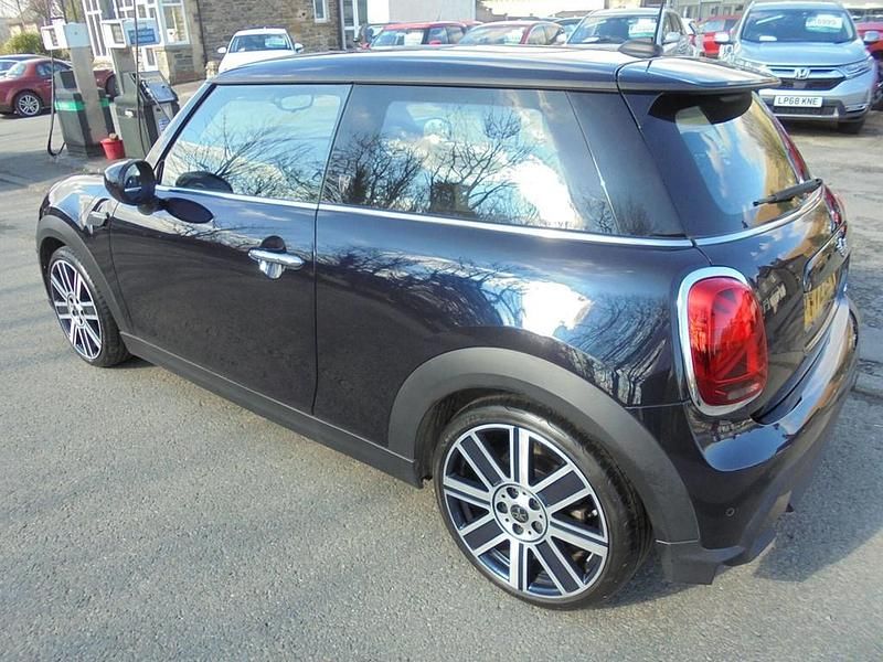 Begagnad Mini Cooper Exclusive 2023 Svart Halvkombi