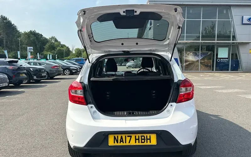 Used Ford Ka Plus Zetec 86 HP (63 kW) 2017 White Hatchback