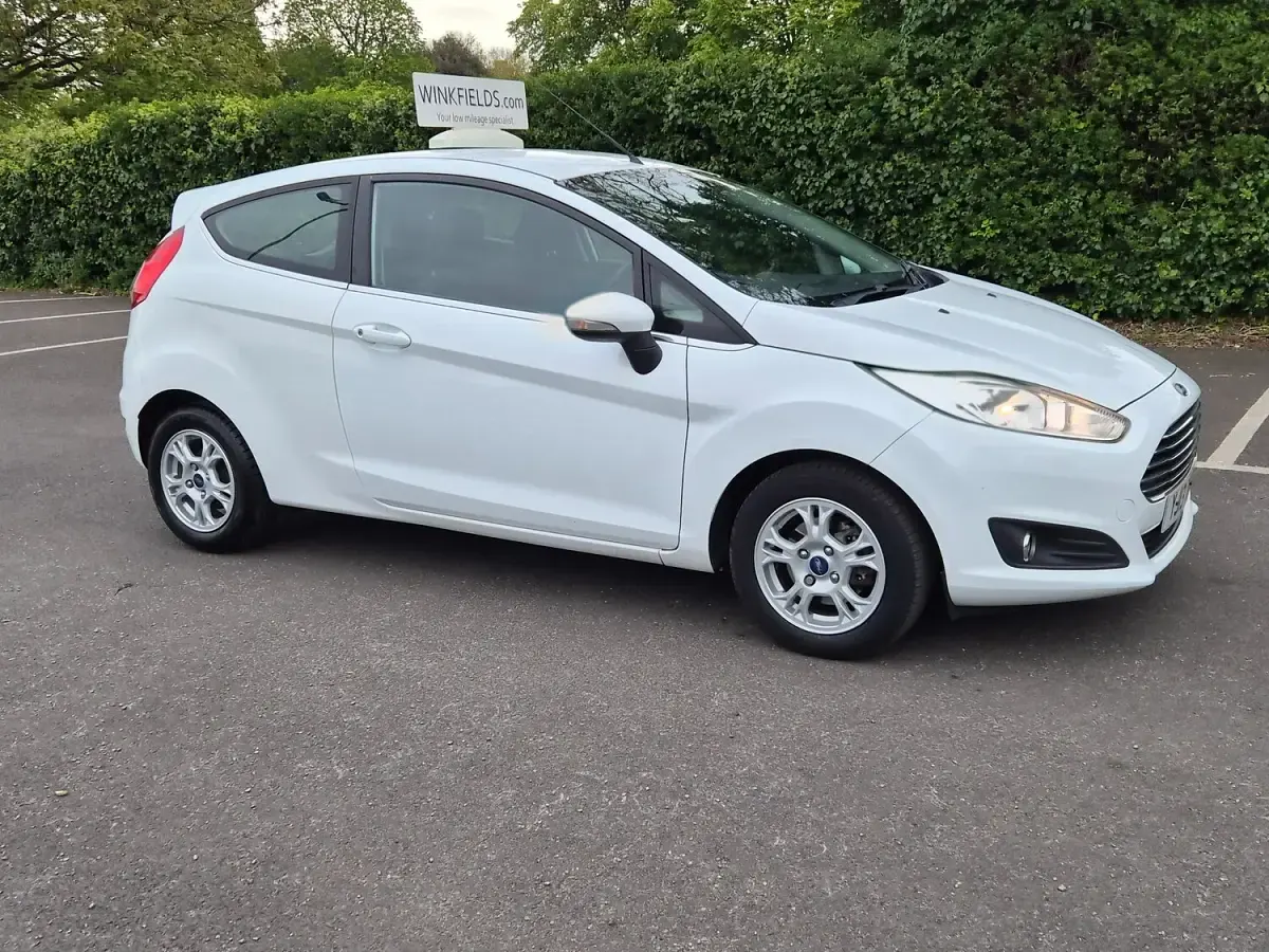 Używany Ford Fiesta Zetec 95 KM (69 kW) 2013 Biały Hatchback