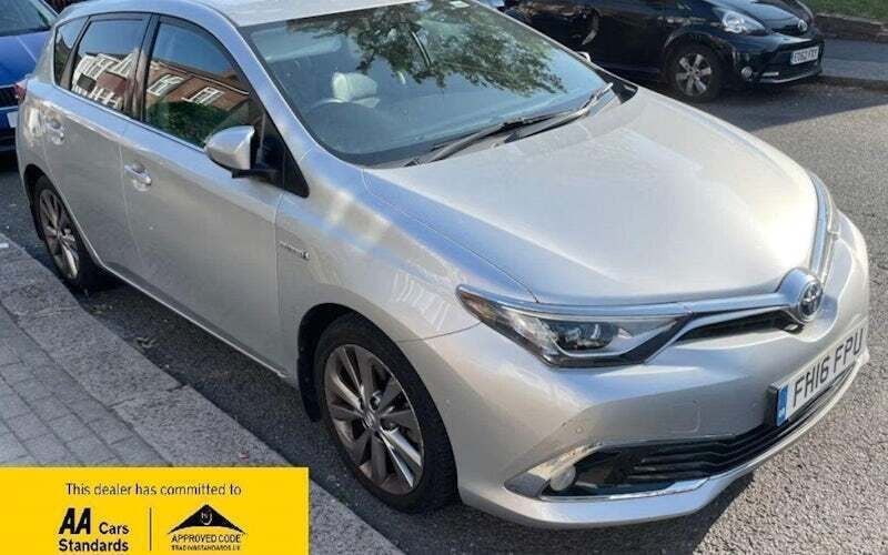 Silver Used 2016 Toyota Auris Hybrid Hatchback | £10,980 (Fair price) - Image 1/4