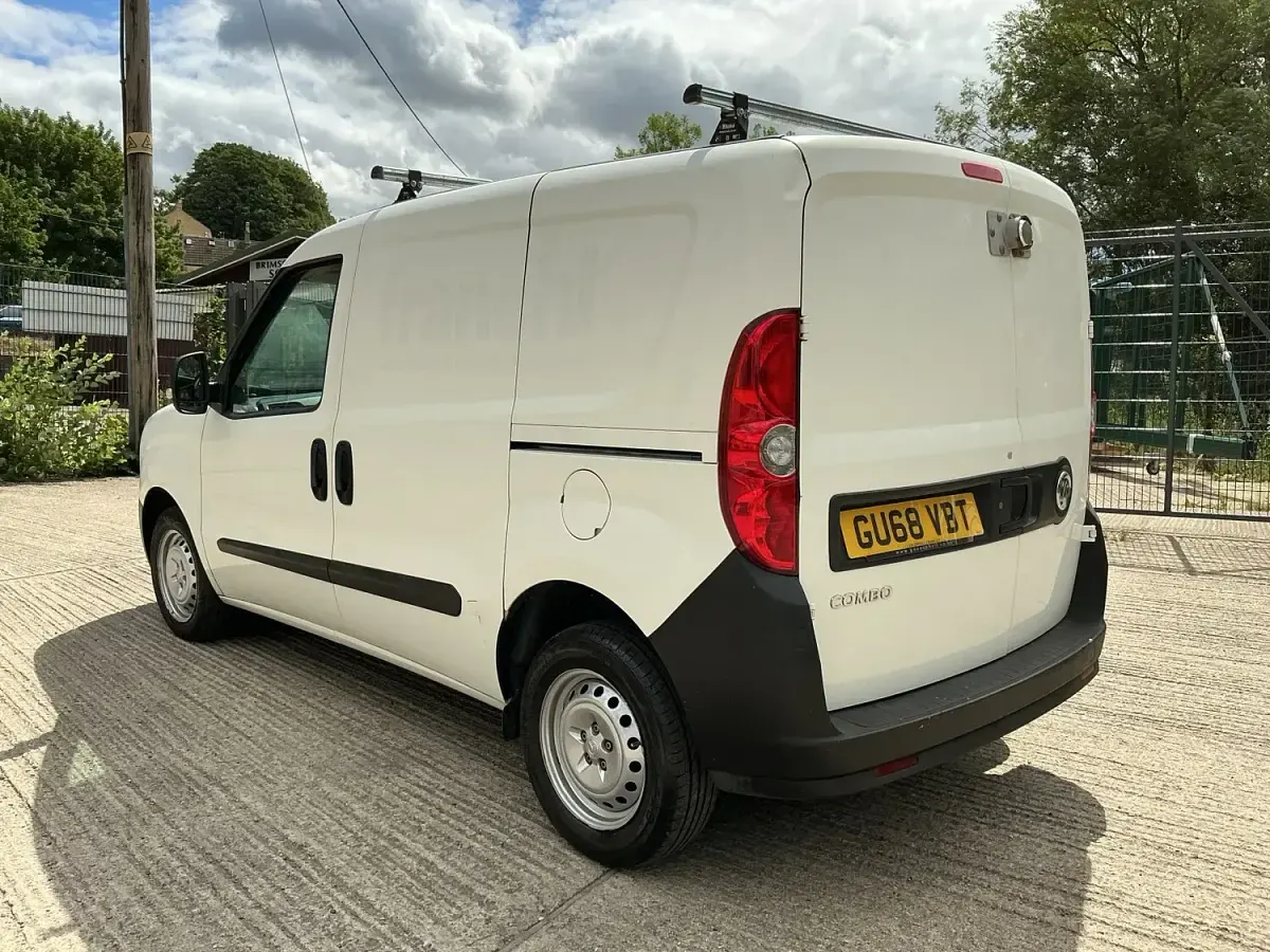 Used Vauxhall Combo 95 HP (69 kW) 2018 White MPV