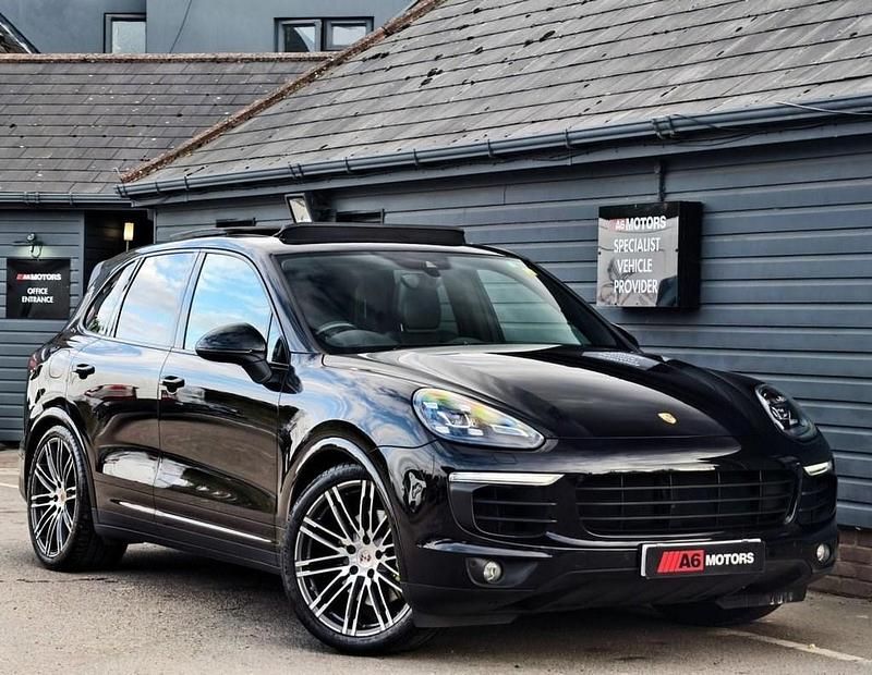 Black Used 2017 Porsche Cayenne S E-Hybrid Platinum Edition SUV | £27,989 - Image 1/3