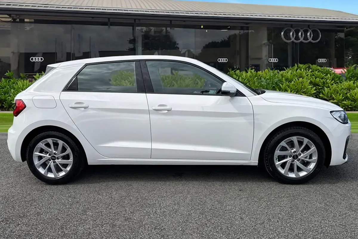 Ny Audi A1 Sportback Sport 2026 Vit Halvkombi