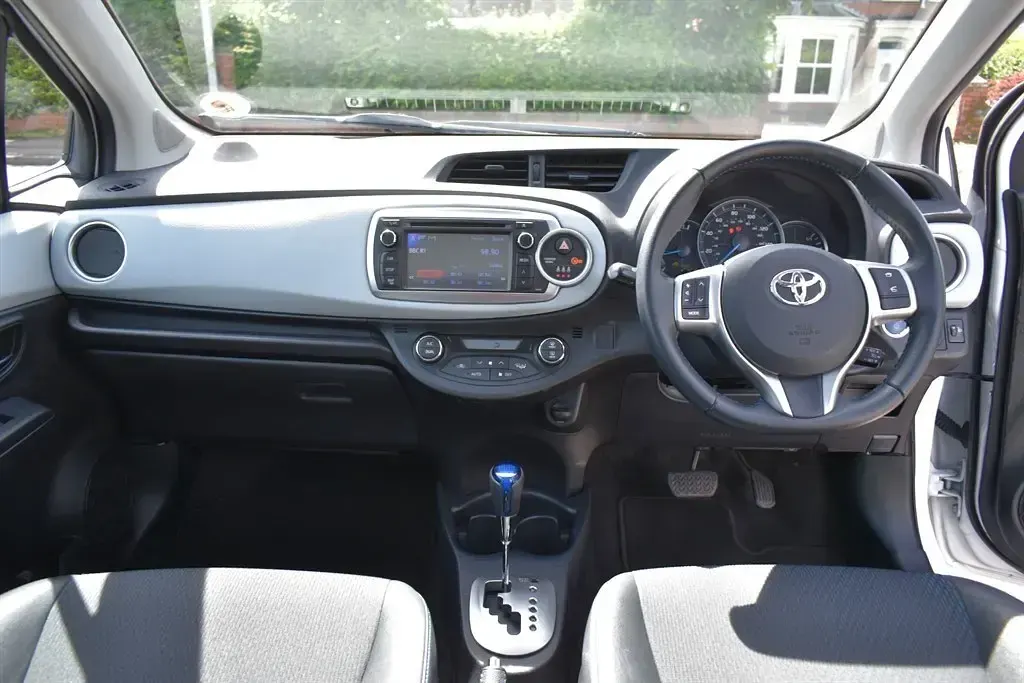 Używany Toyota Yaris Hybrid 2013 Biały Hatchback
