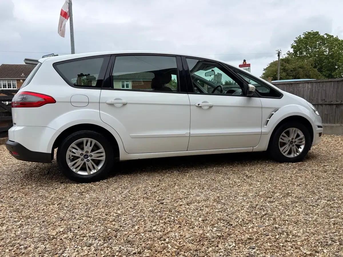 Used Ford S-MAX Zetec 115 HP (84 kW) 2013 White MPV