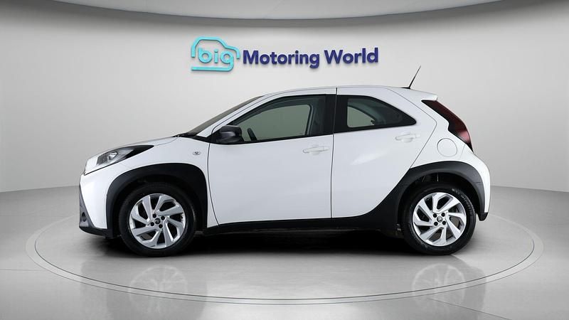 Used Toyota Aygo X PURE 71 HP (52 kW) 2022 White SUV