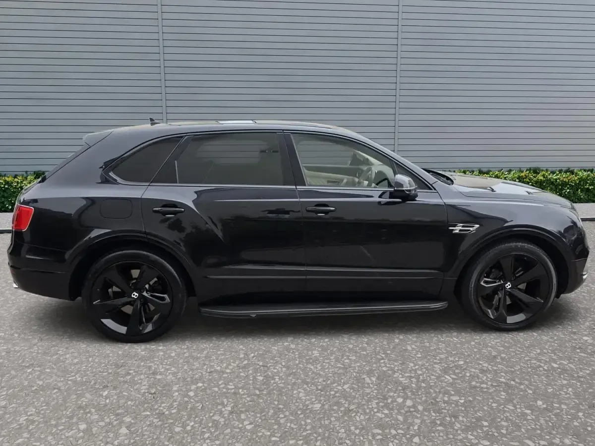 Used Bentley Bentayga 608 HP (447 kW) 2016 Black SUV