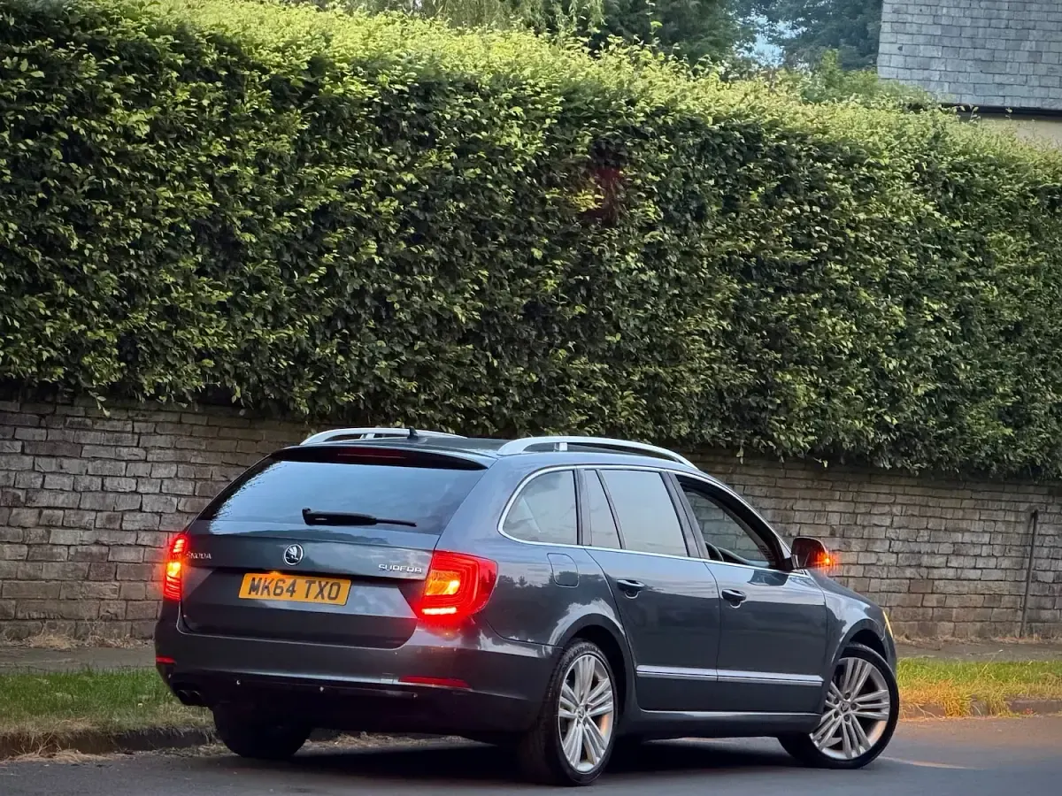 Used Skoda Superb Elegance 140 HP (102 kW) 2014 Grey Estate