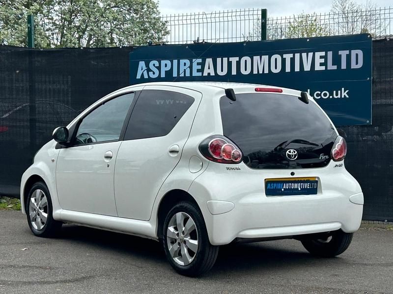Used Toyota Aygo 68 HP (50 kW) 2013 White Hatchback