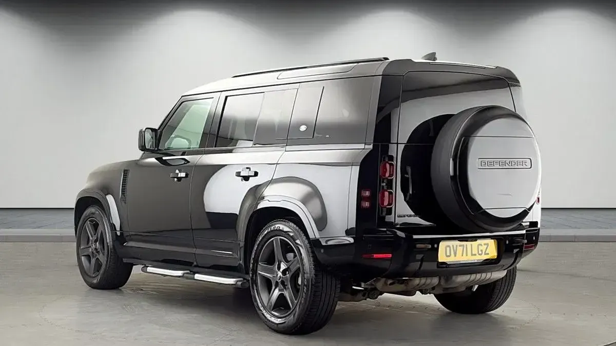 Used Land Rover Defender SE Dynamic 250 HP (183 kW) 2021 Santorini black SUV