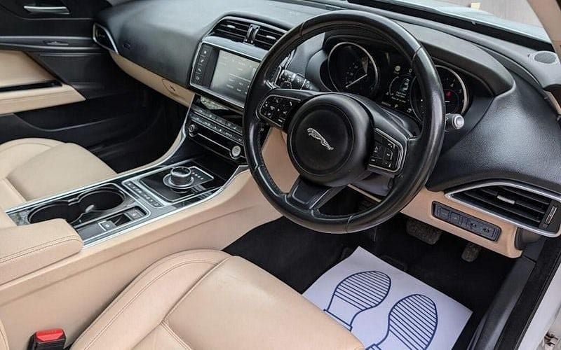 Used Jaguar XE Prestige 240 HP (176 kW) 2016 White Sedan