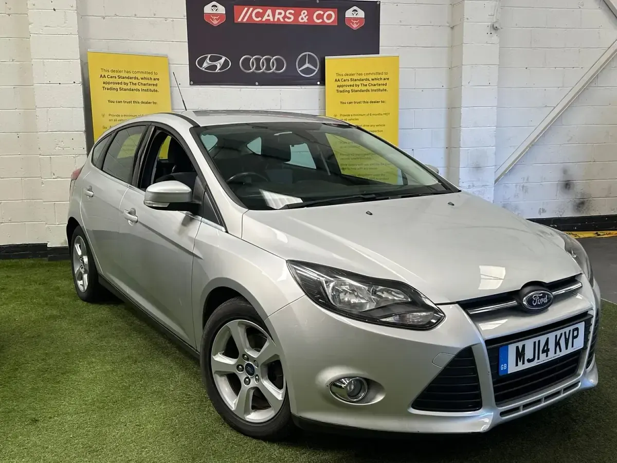 Begagnad Ford Focus Zetec 2014 Silver Halvkombi