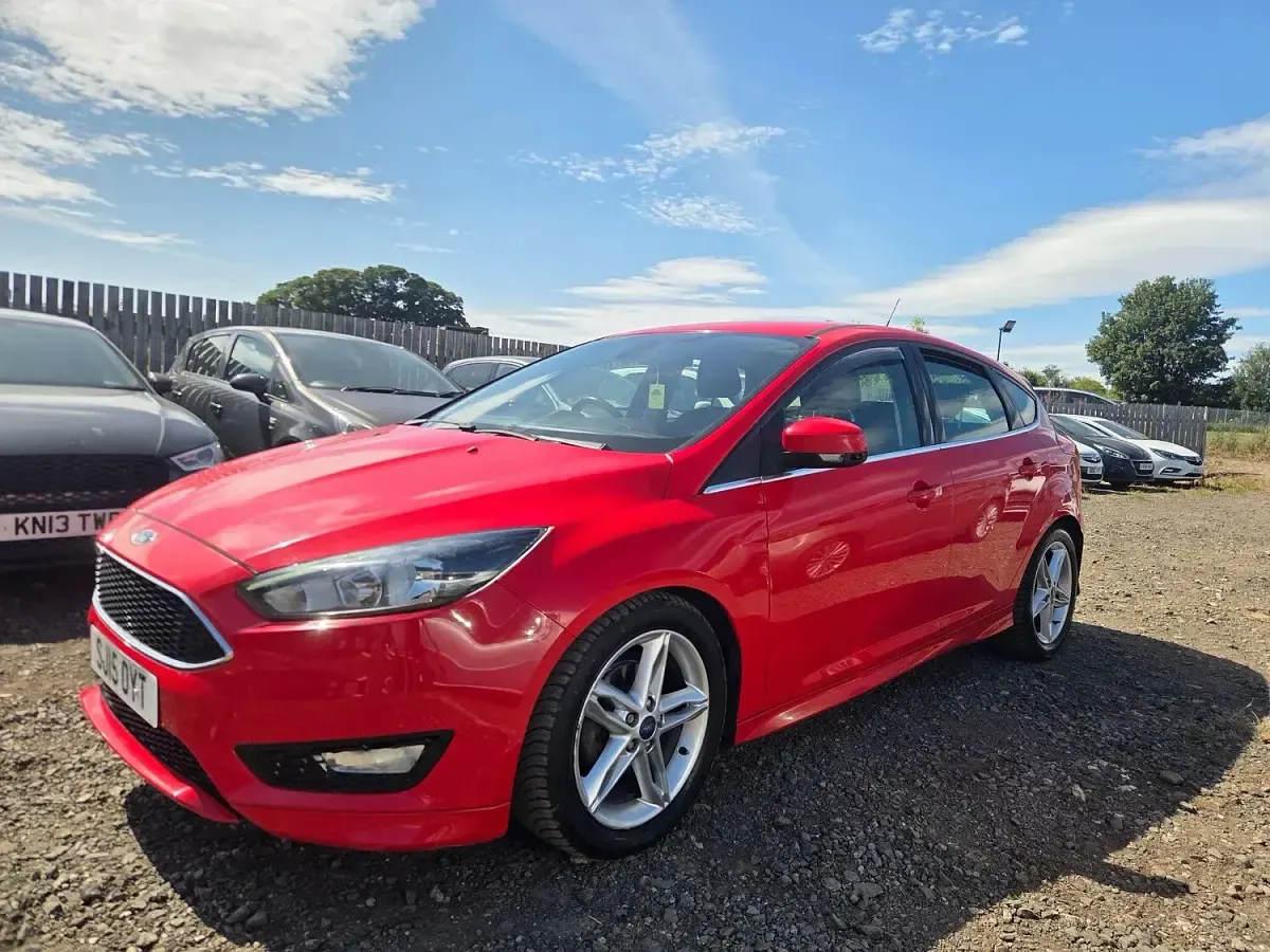 Used Ford Focus Zetec 125 HP (91 kW) 2015 Red Hatchback