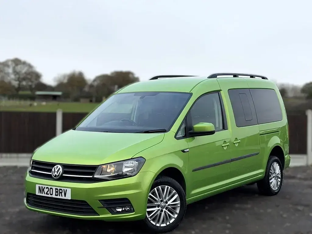 Usado VW Caddy Maxi S 2020 Verde Monovolumen