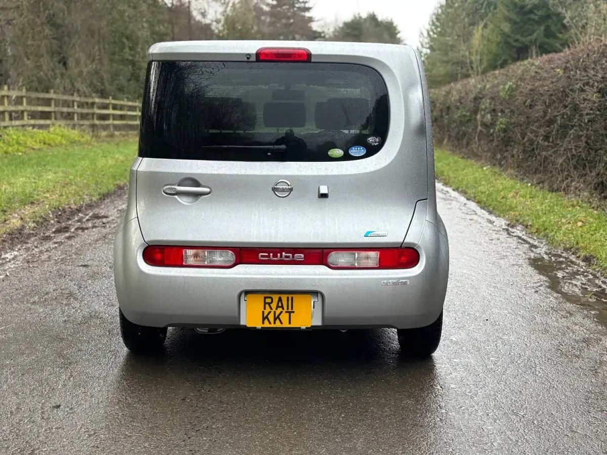 Usado Nissan Cube 2011 Plateado Utilitario