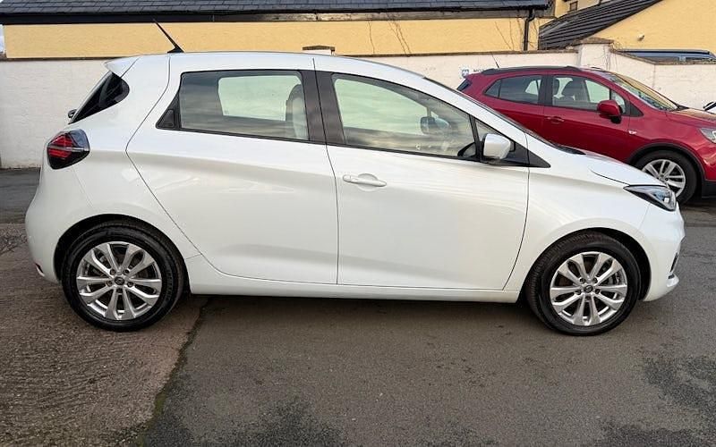 Used Renault Zoe Iconic 100 kW (136 HP) 2021 White Hatchback