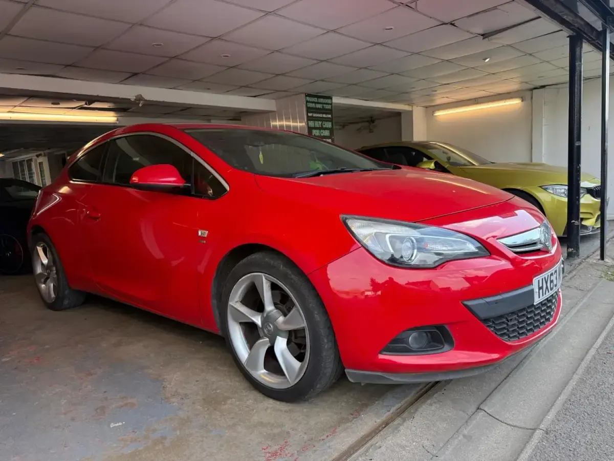 Begagnad Vauxhall Astra GTC SRi 2013 Röd Halvkombi