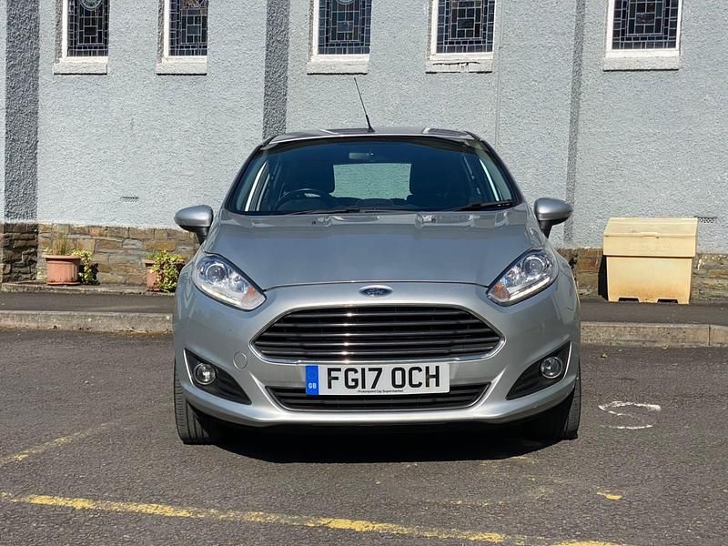 Usado Ford Fiesta Zetec 82 HP (60 kW) 2017 Prateado Citadino