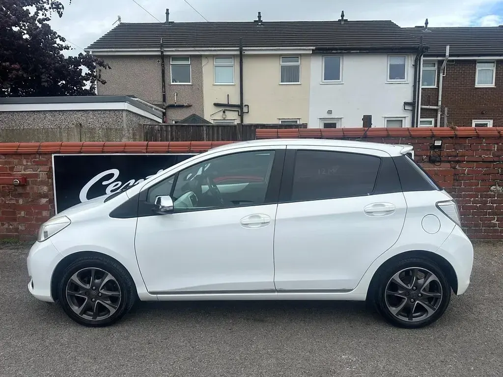 Used Toyota Yaris Trend 99 HP (72 kW) 2013 White Hatchback