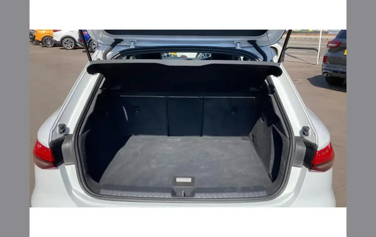 Begagnad Audi A3 Sport 150 HK (110 kW) 2023 Vit Sedan