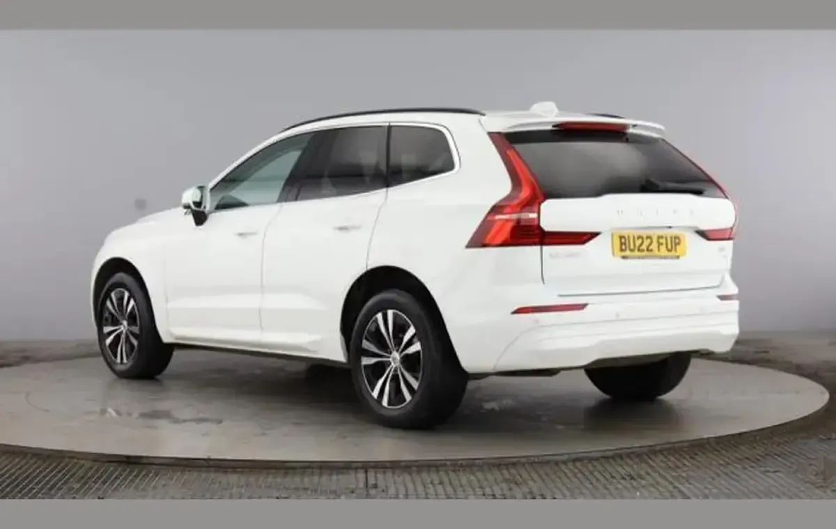 Used Volvo XC60 Momentum 247 HP (181 kW) 2022 White SUV