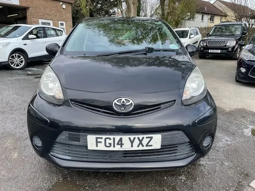 Usado Toyota Aygo 68 HP (50 kW) 2014 Preto Citadino