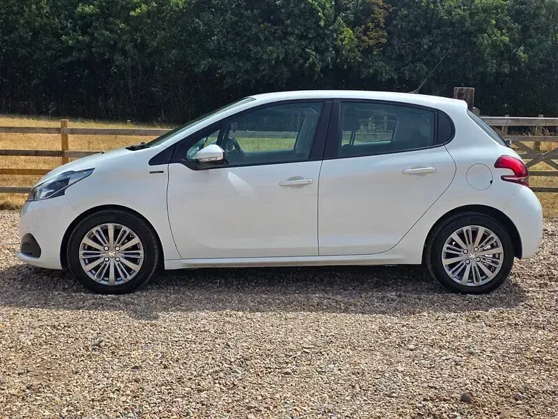 Used Peugeot 208 Signature Sky 2018 White Hatchback