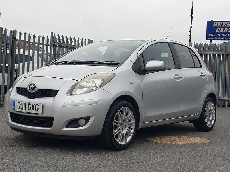 Silver Used 2011 Toyota Yaris SR Hatchback | £3,995 (Fair price) - Image 1/4