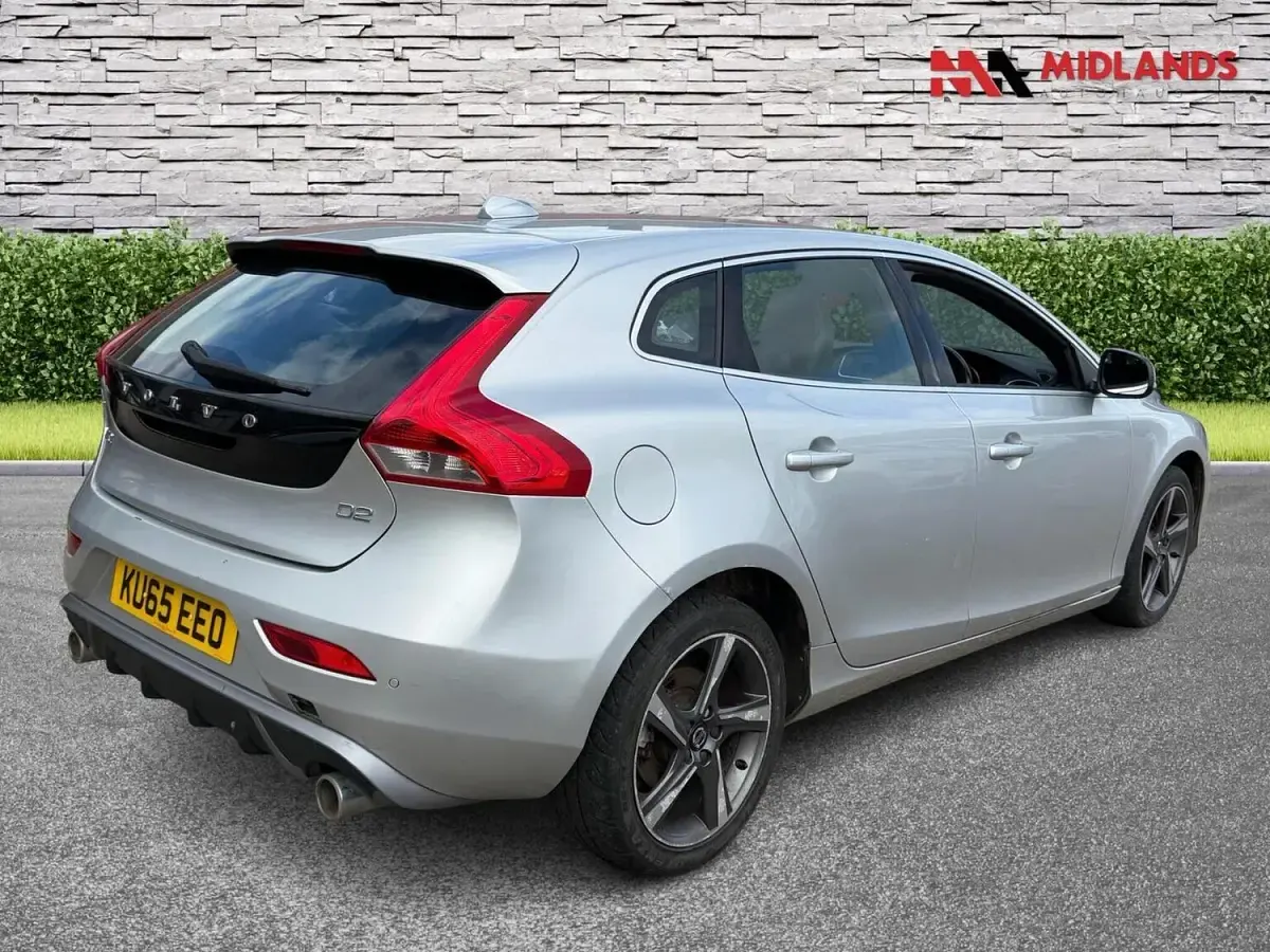 Used Volvo V40 R-Design 120 HP (88 kW) 2015 Silver Hatchback