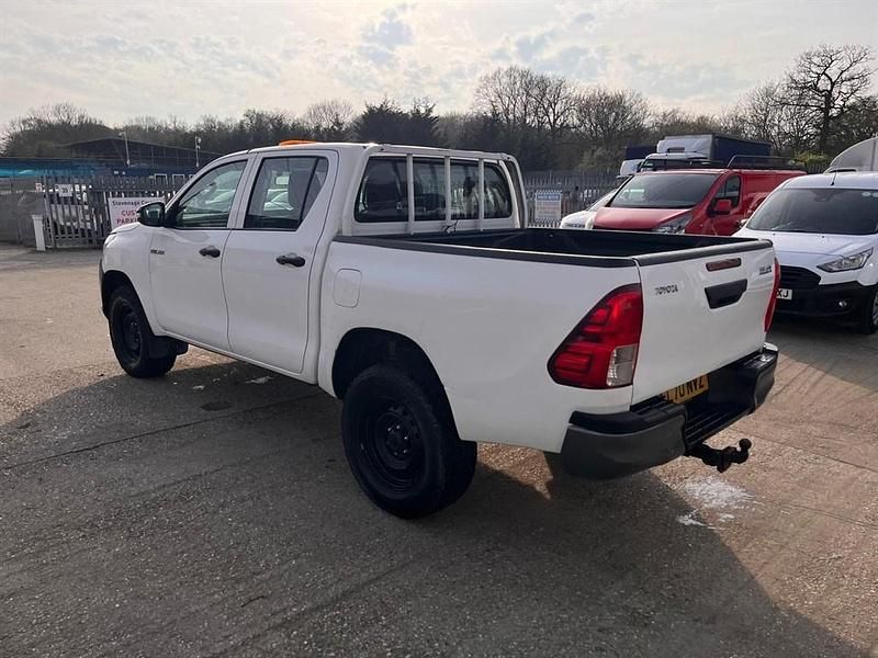 Used Toyota HiLux Active 150 HP (110 kW) 2020 White Pickup