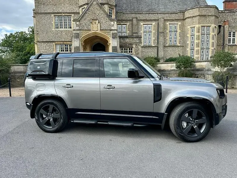 Used Land Rover Defender HSE Dynamic 300 HP (220 kW) 2023 Silicon silver SUV