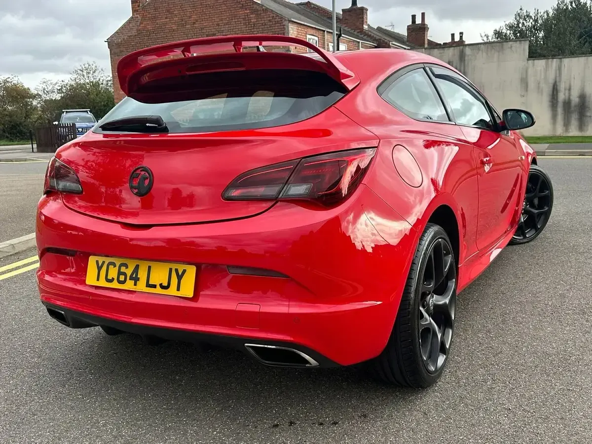 Used Vauxhall Astra GTC 280 HP (205 kW) 2014 Red Hatchback