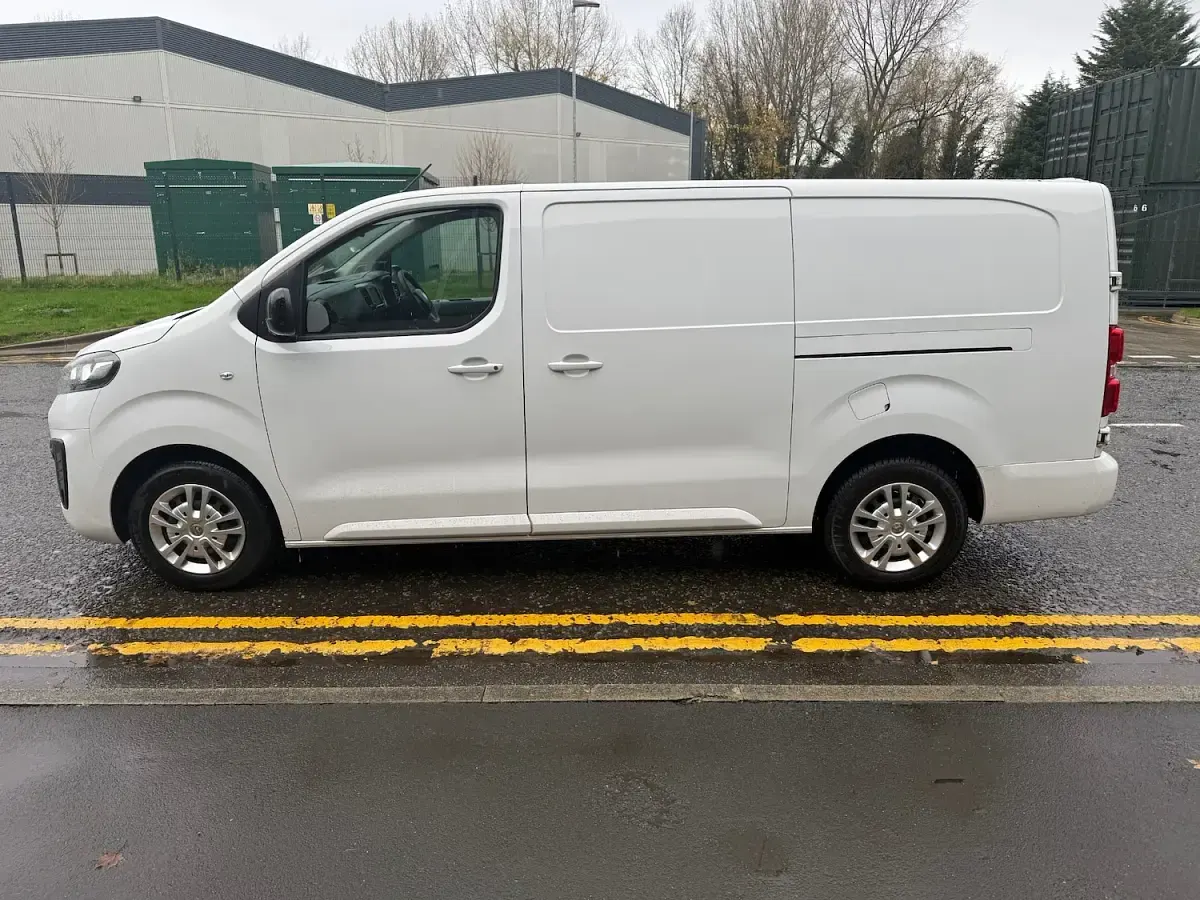 Used Vauxhall Vivaro Sportive 100 HP (73 kW) 2022 White MPV